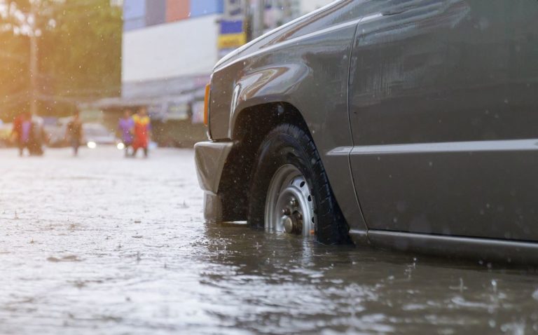 Cara Mengatasi Mobil yang Terkena Water Hammer Saat Musim Hujan