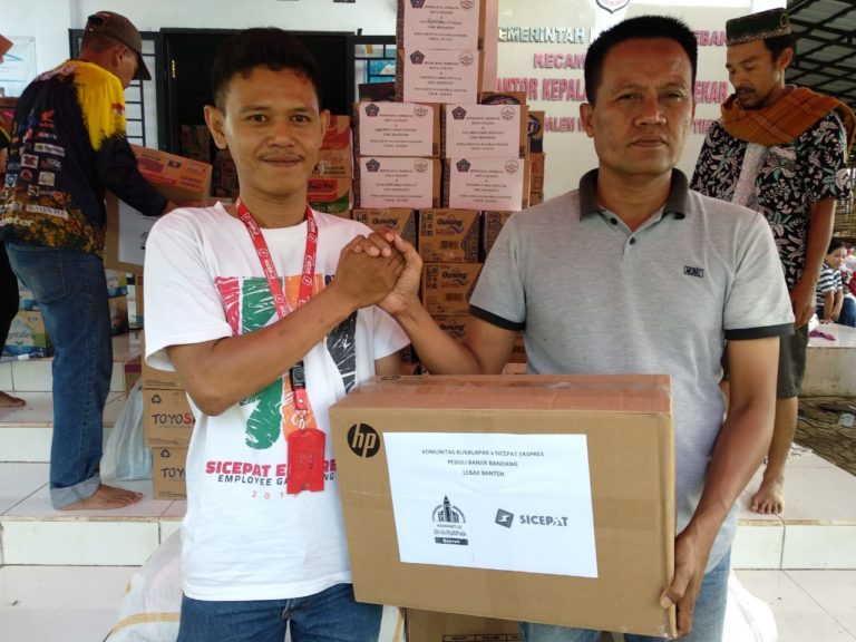 Kolaborasi SiCepat dan Komunitas Bukalapak Untuk Berbagi Bersama Korban Banjir