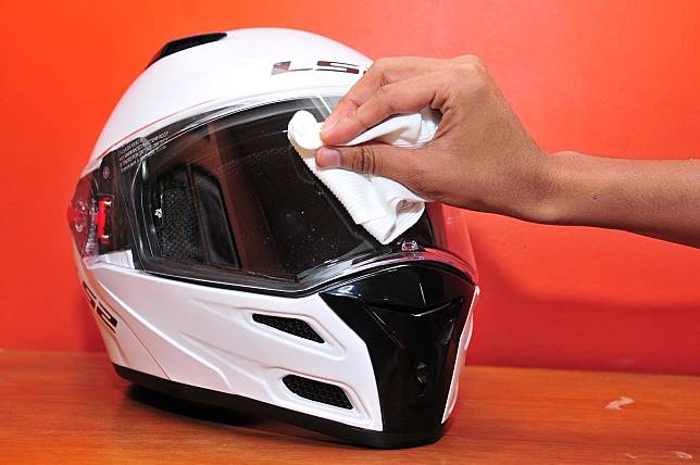 Kaca Helm Buram? Ini Cara Merawatnya!