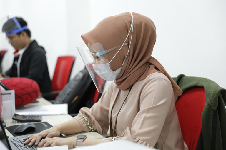 Pentingnya Pakai Masker dan Face Shield Di Kantor