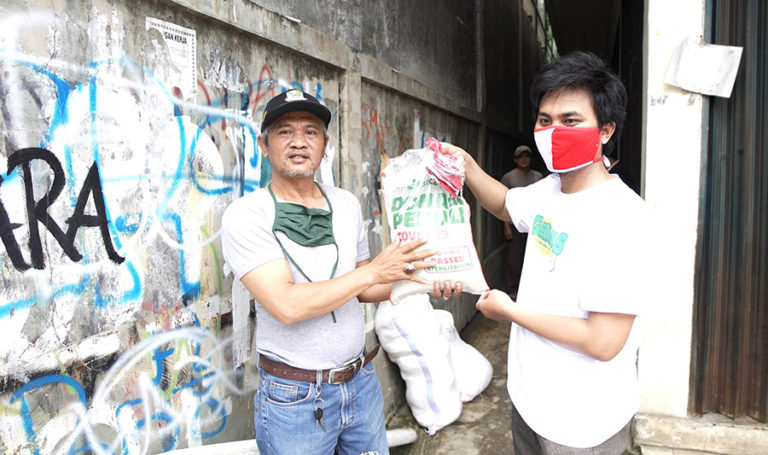 SiCepat Syariah Beri Bantuan 50 Paket Sembako Ke Warga Sekitar Terdampak Covid