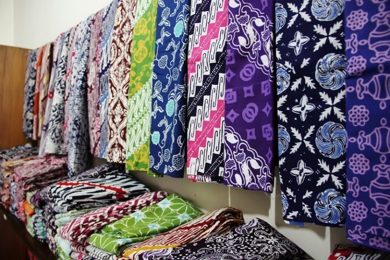 Mengulik Asal-Usul Batik Khas Indonesia dan Motifnya