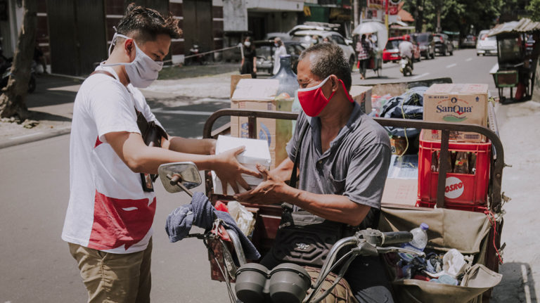 SiCepat Ekspres Bagikan Nasi Kotak Lewat Kegiatan Jumat Berkah