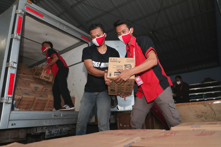 SiCepat Ekspres Salurkan Bantuan Untuk Korban Gempa Mamuju dan Korban Banjir Kalimantan Selatan