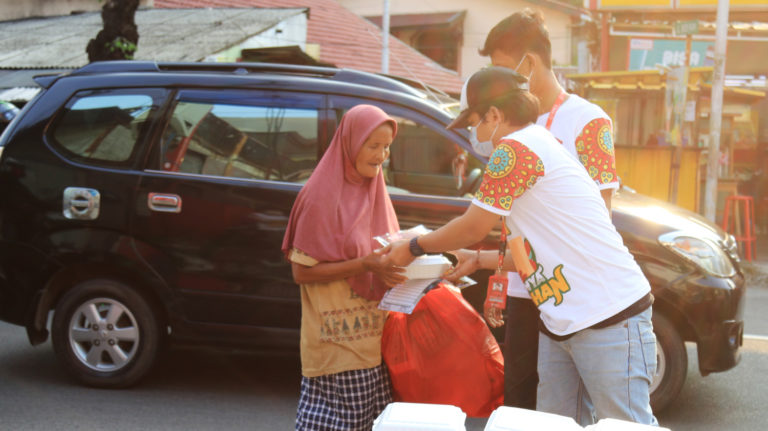 Jumat Berkah Bagi-bagi Takjil Bersama SiCepat