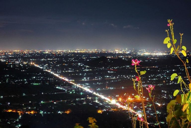 Melihat Keindahan Kota Jogja Dari Bukit Bintang