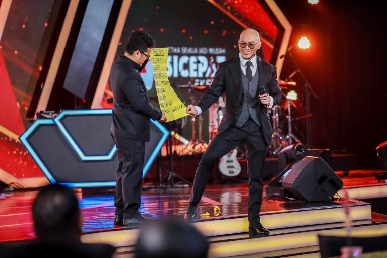 Deddy Corbuzier Kembali Melakukan Aksi Sulap di Gala Night SiCepat Ekspres