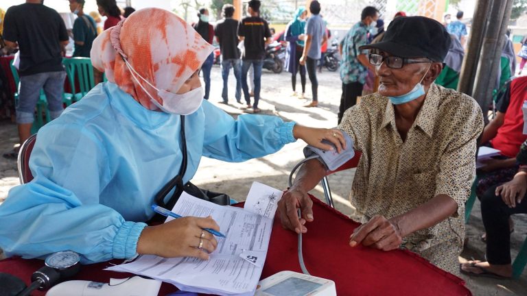 SiCepat Ekspres Salurkan 1.200 Paket Sembako Dukung Vaksinasi Indonesia Pasti Bisa Di Sidoarjo