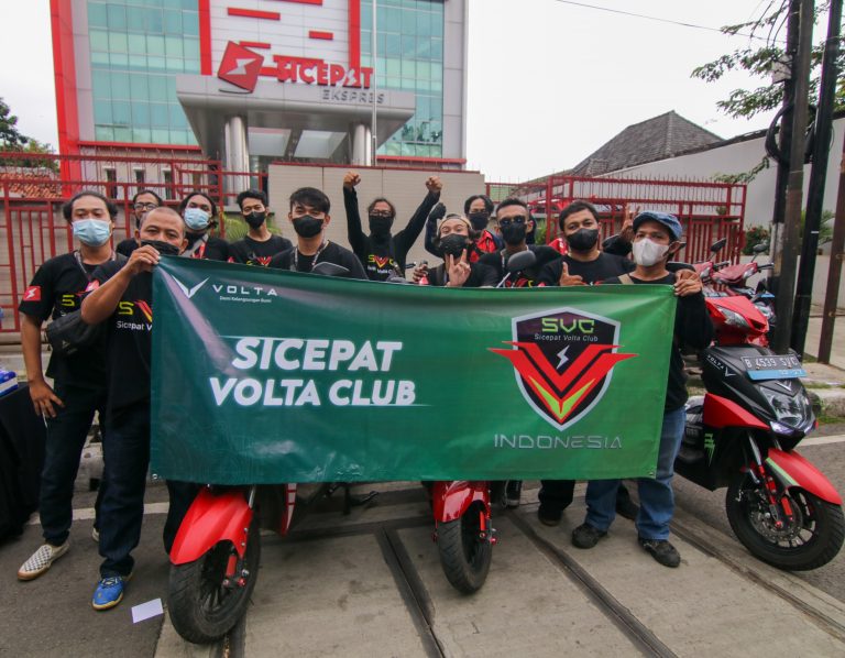 Ramaikan Momen Ramadan, SiCepat Volta Club Bagi-Bagi Takjil di Wilayah Manggarai