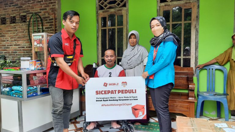 SiCepat Ekspres Berikan Bantuan Kursi Roda dan Popok untuk Keluarga Karyawan