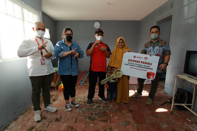 Peduli Keluarga SiCepat, SiCepat Ekspres Beri Bantuan Renovasi Rumah Karyawan