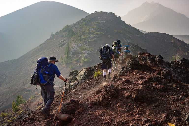 Suka Mendaki Gunung? Ini Dia 3 Jenis Bahan Jaket yang Nyaman untuk Pendaki