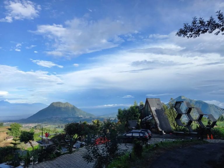 Menikmati Segelas Kopi dengan Pemandangan Gunung di Merbabu View and Cafe