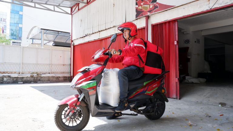 Pakai Motor Listrik Volta, Kurir SiGesit Rasakan Kemudahan dalam Kirim Paket