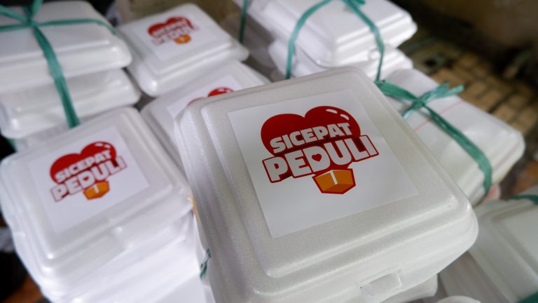 SiCepat Berbagi 1800 Nasi Box ke Panti Asuhan Lewat Program Jumat Berkah