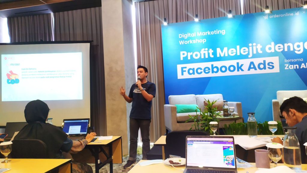 Andry Hartanto Kurnia, Senior Manager Sales SiCepat Ekspres saat menjelaskan fitur COD dalam workshop SiCepat x orderonline.id “Profit Melejit Dengan Facebook Ads” di Hotel Ibis Style, Simatupang, Jakarta Selatan pada Sabtu (24/9).