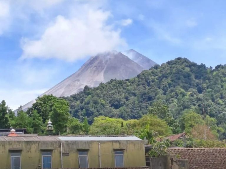 PVMBG Imbau Masyarakat Gunakan Masker untuk Hindari Erupsi Gunung Semeru