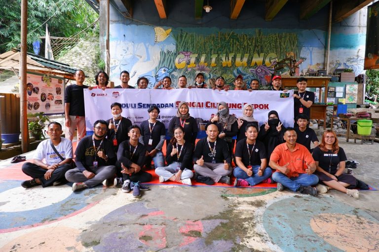 Komitmen Lestarikan Lingkungan, SiCepat Ekspres Gandeng Komunitas Ciliwung Depok Lakukan Aksi Bersih-Bersih Sungai Ciliwung