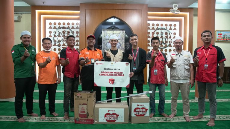 <strong></img>Sambut Bulan Ramadan SiCepat Ekspres Lakukan Aksi Bersih-Bersih Masjid Bersama Baznas</strong>