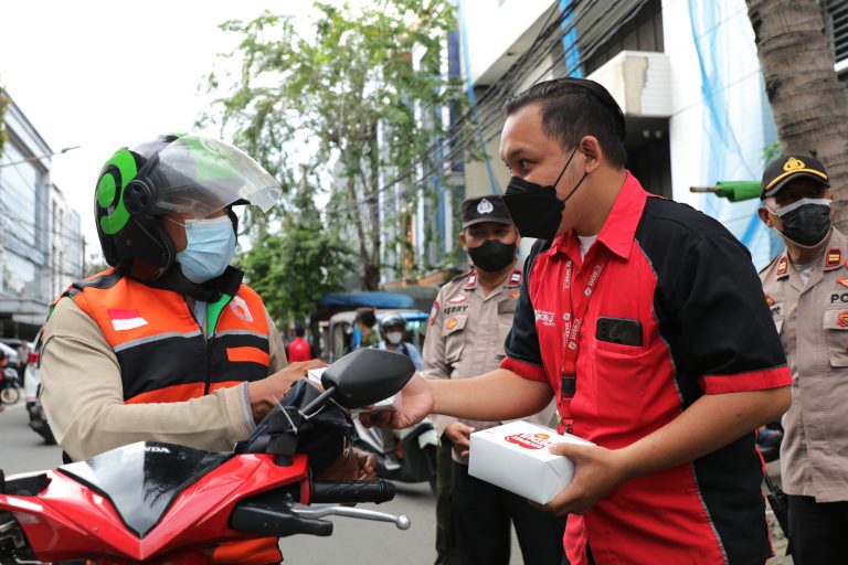 <strong></img>Berbagi Berkah Ramadhan, SiCepat Ekspres Bagikan Takjil Gratis untuk Warga Sekitar Jabodetabek</strong>