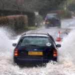 Ini Batas Ketinggian Banjir yang Aman Untuk Dilewati Mobil dan Motor