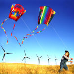 Tips Berkendara Aman Saat Tiba Musim Anak Bermain Layangan