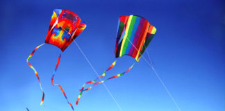 Tips Berkendara Aman Saat Tiba Musim Anak Bermain Layangan