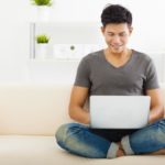 Stop Kebiasaan Memangku Laptop, Ini Alasannya!