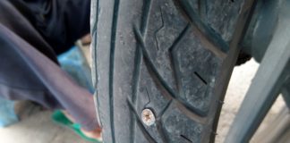 Lakukan 5 Hal Ini Ketika Ban Sepeda Motor Bocor Ditengah Jalan