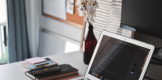 Cara Tepat Membersihkan Layar Laptop