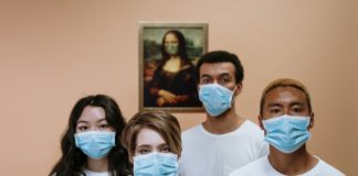 Edukasi Diri tentang COVID-19 Agar Tidak ‘Herd Stupidity’