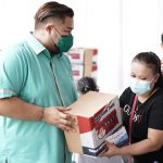 #Indonesiapastibisa Bagi Sembako Gratis di Event Vaksin Ivan Gunawan