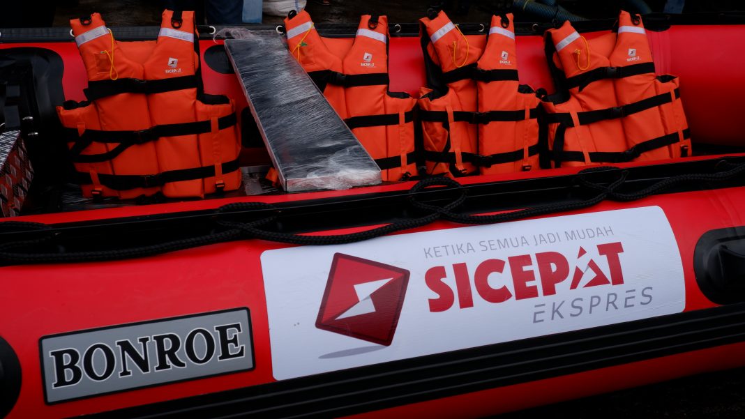 SiCepat Ekspres Pinjamkan Perahu Karet ke BPBD Serang Untuk Bantu Evakuasi Bencana Banjir