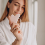 Bikin Kulit Wajah Lebih Awet Muda, Ini Teknik yang Benar Menggunakan Gua Sha