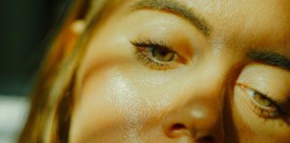 5 Kebiasaan Ini Bisa Memicu Kulit Wajah Semakin Berminyak kulit wajah berminyak