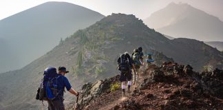 Suka Mendaki Gunung? Ini Dia 3 Jenis Bahan Jaket yang Nyaman untuk Pendaki Jaket mendaki gunung