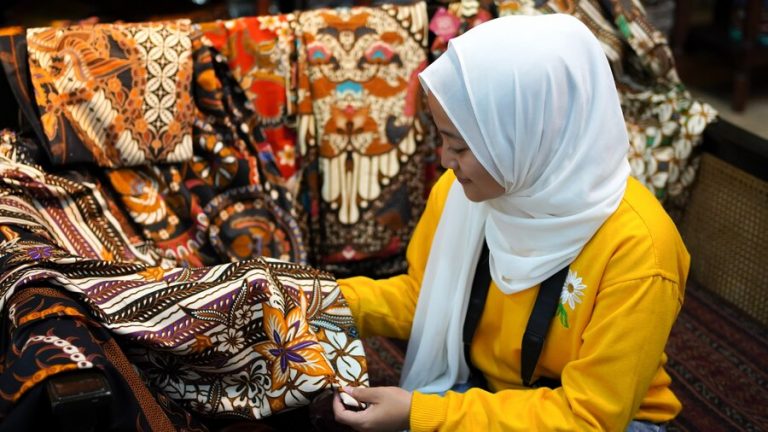 Tampil Lebih Stylish untuk Rayakan Hari Batik Nasional dengan 3 Brand Lokal Ini!