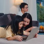 Rayakan Hari Ibu dengan Rekomendasi Film Bertema Keluarga di Netflix