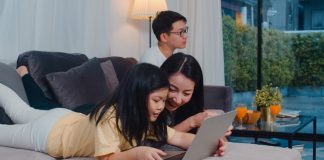 Rayakan Hari Ibu dengan Rekomendasi Film Bertema Keluarga di Netflix