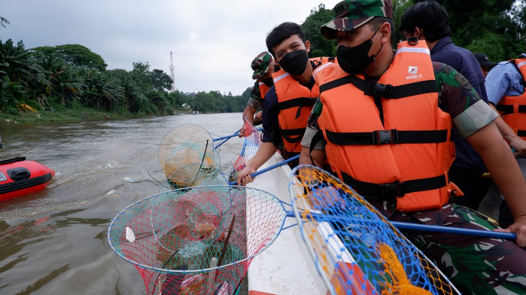 Dokumentasi kegiatan bersihkan sampah di sungai Cisadane oleh SiCepat Ekspres bersama Banksasuci pada Minggu (20/02).