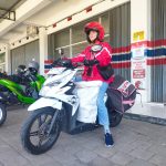 Cerita Ketangguhan Kurir Perempuan, Antarkan Paket untuk Menghidupi Keluarga