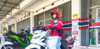 Cerita Ketangguhan Kurir Perempuan, Antarkan Paket untuk Menghidupi Keluarga