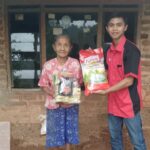 Karyawan Hub SiCepat Pacitan Kompak Berbagi Sembako Untuk Lansia